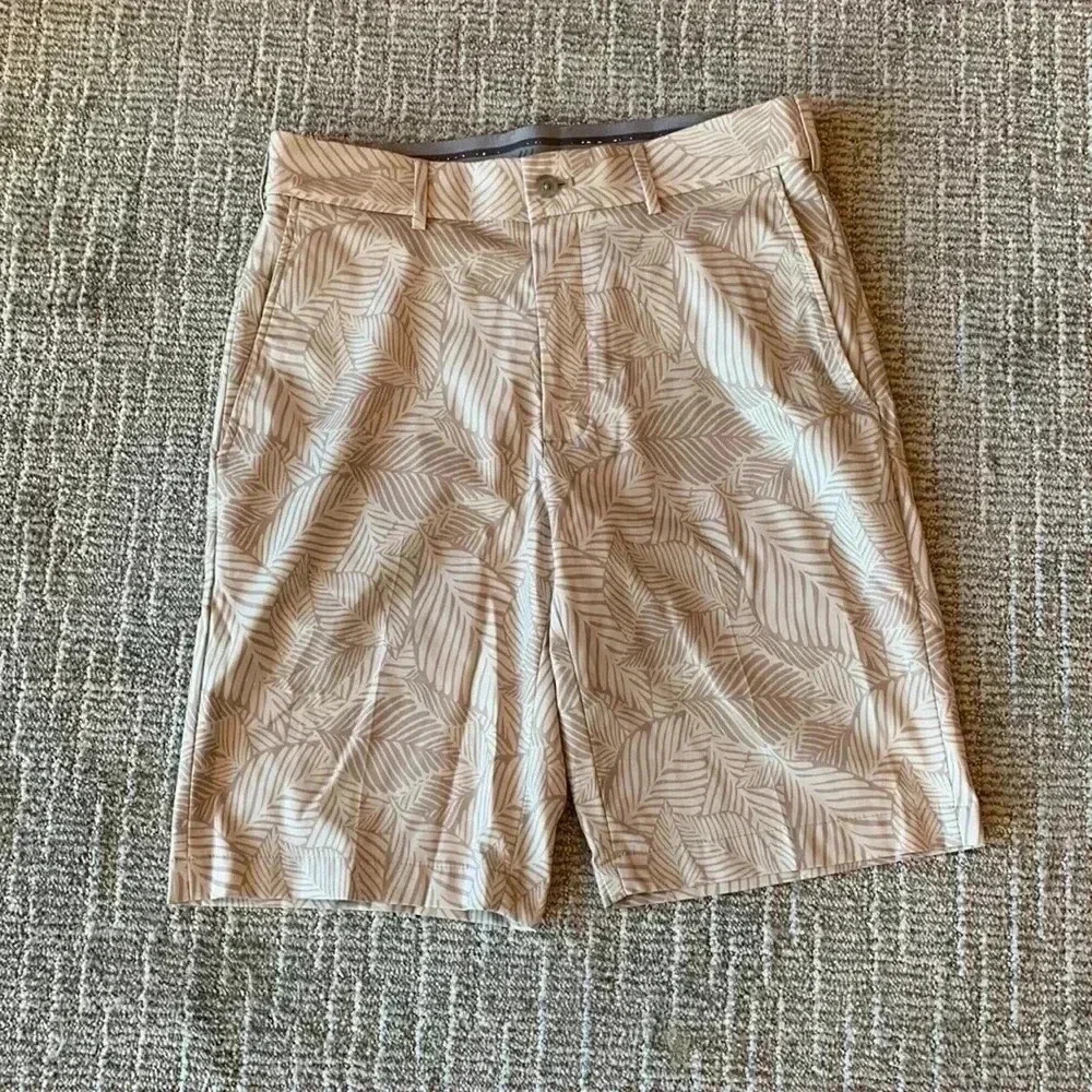 Walter Hagen Wrinkle Resistant Flat Front Shorts Leaves Light Khaki